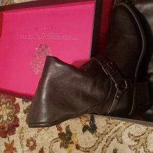 vince camuto brown boots, new never qorn but inside of boot have alittle defect.